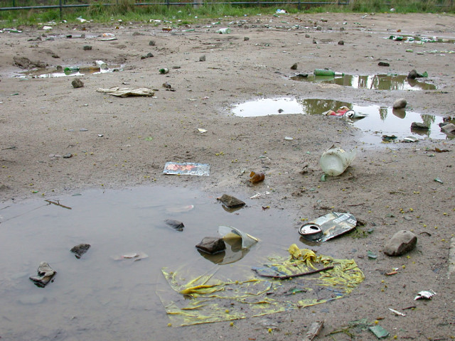 Berlin: erster Mai: Flaschen, Steine, Müll am Mauerpark