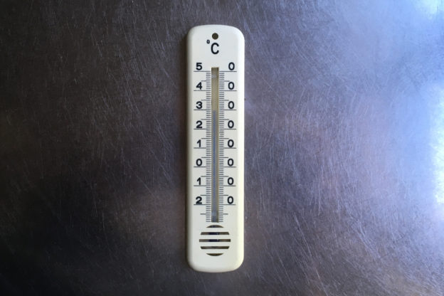 Thermometer zeigt fast 30°C